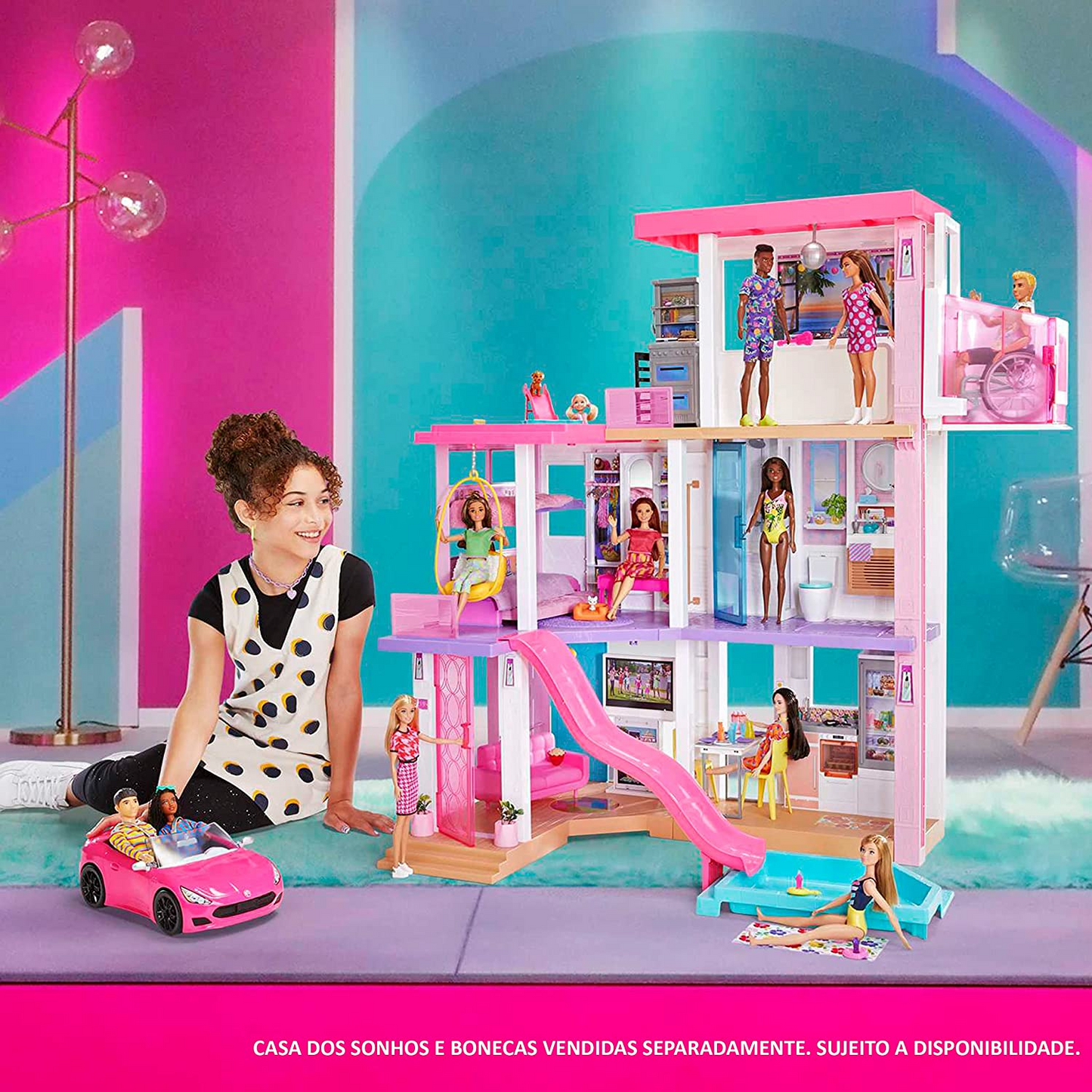 Barbie Veículo conversível de 2 lugares, carro rosa com rodas giratórias e detalhes realistas, presente para mais de 3 pessoas