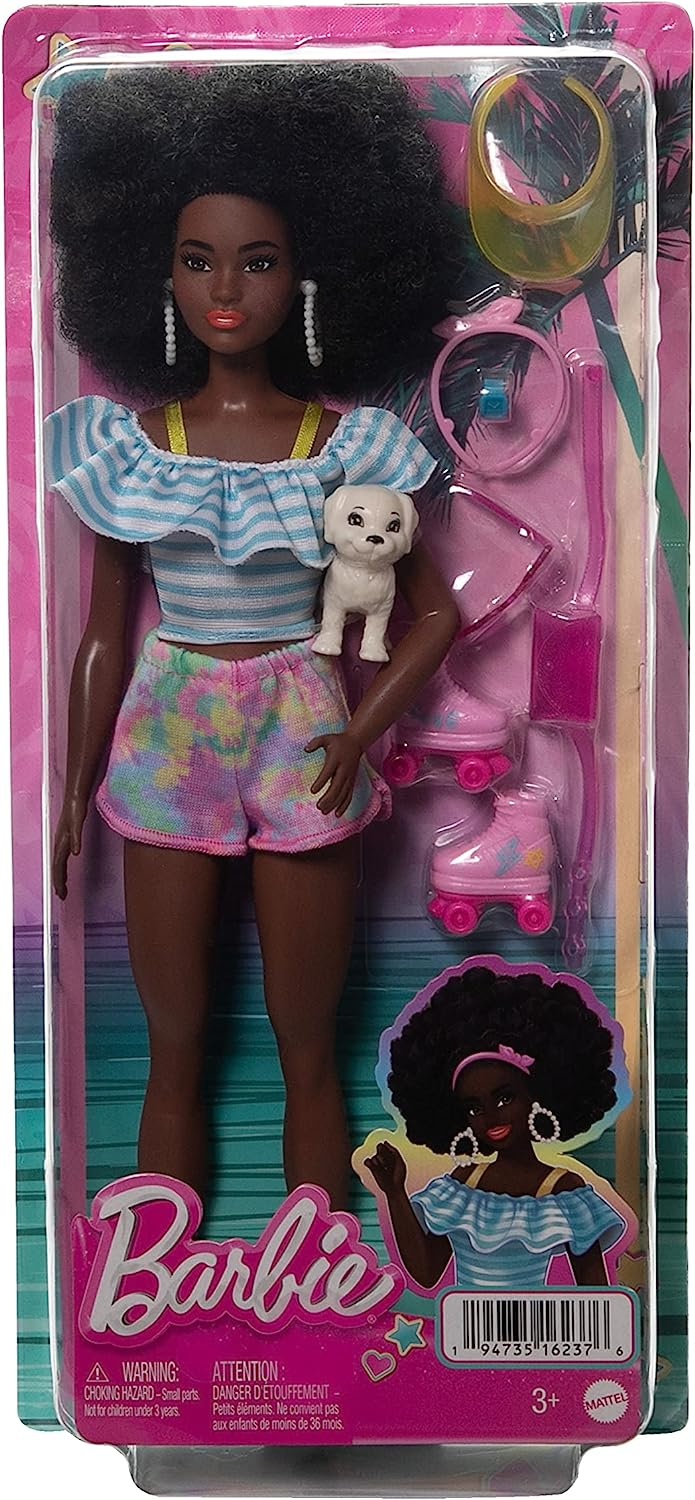 Muñeca Barbie con patines, atuendos a la moda con accesorios para contar historias y perro, peinado afro natural, HPL77