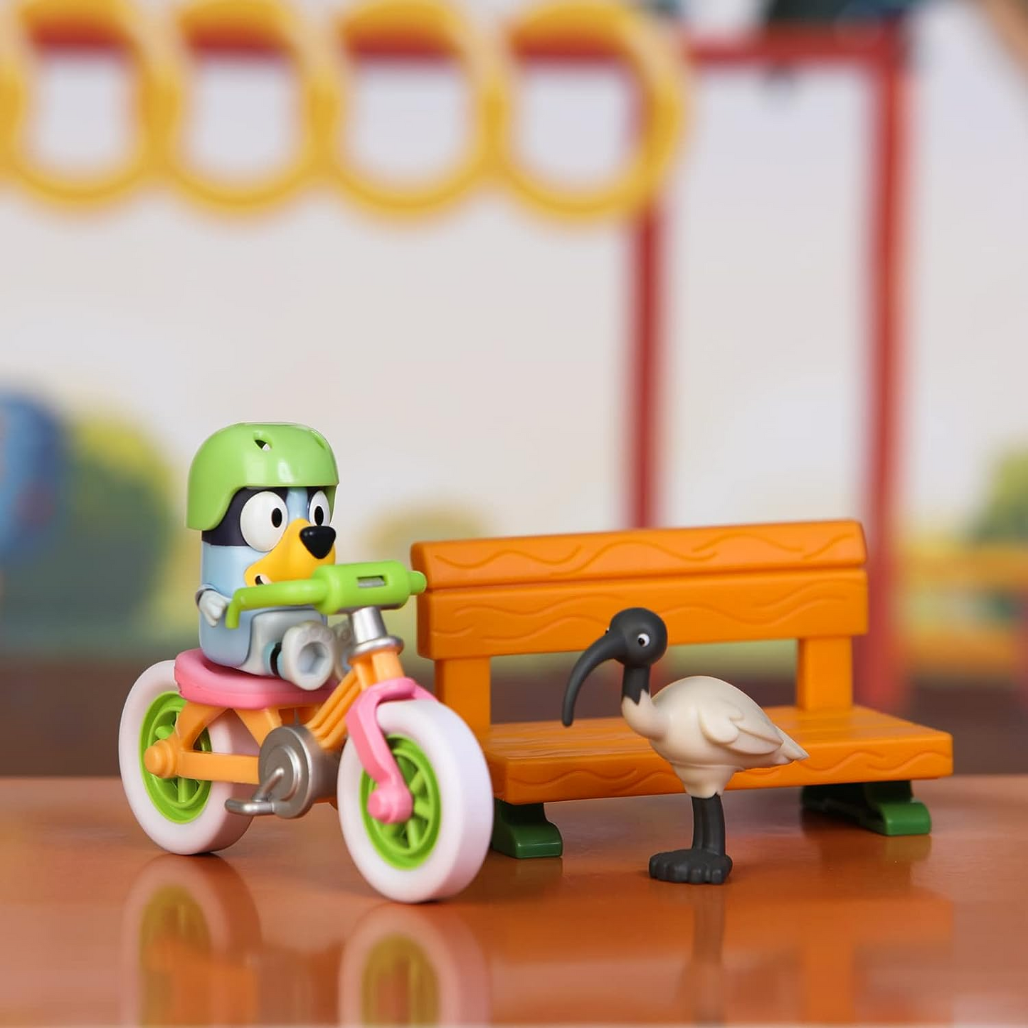 Bluey Playset de bicicleta; Figura de ação colecionável oficial do Bluey de 2,5 a 3 polegadas, incluindo bicicleta, capacete, banco e acessórios de frango do Bluey