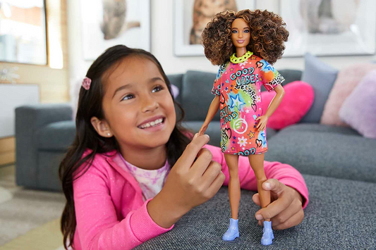 Muñeca Barbie, Juguetes infantiles, Pelo castaño rizado, Barbie Fashionistas, Cuerpo atlético, Vestido estampado graffiti, Ropa y complementos