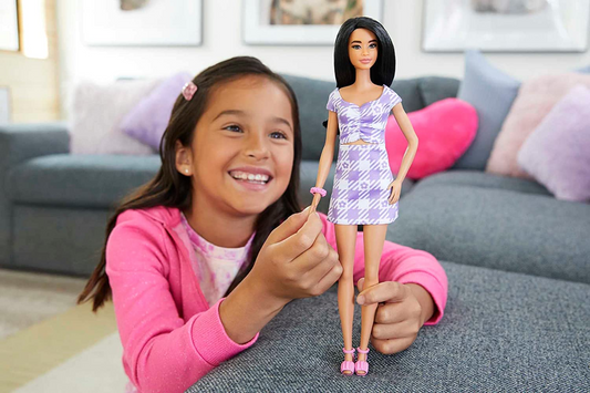 Muñeca Barbie, Juguetes infantiles, Barbie Fashionistas, Cabello negro ondulado y cuerpo alto, Vestido corte cuadros, Ropa y complementos, HJR98