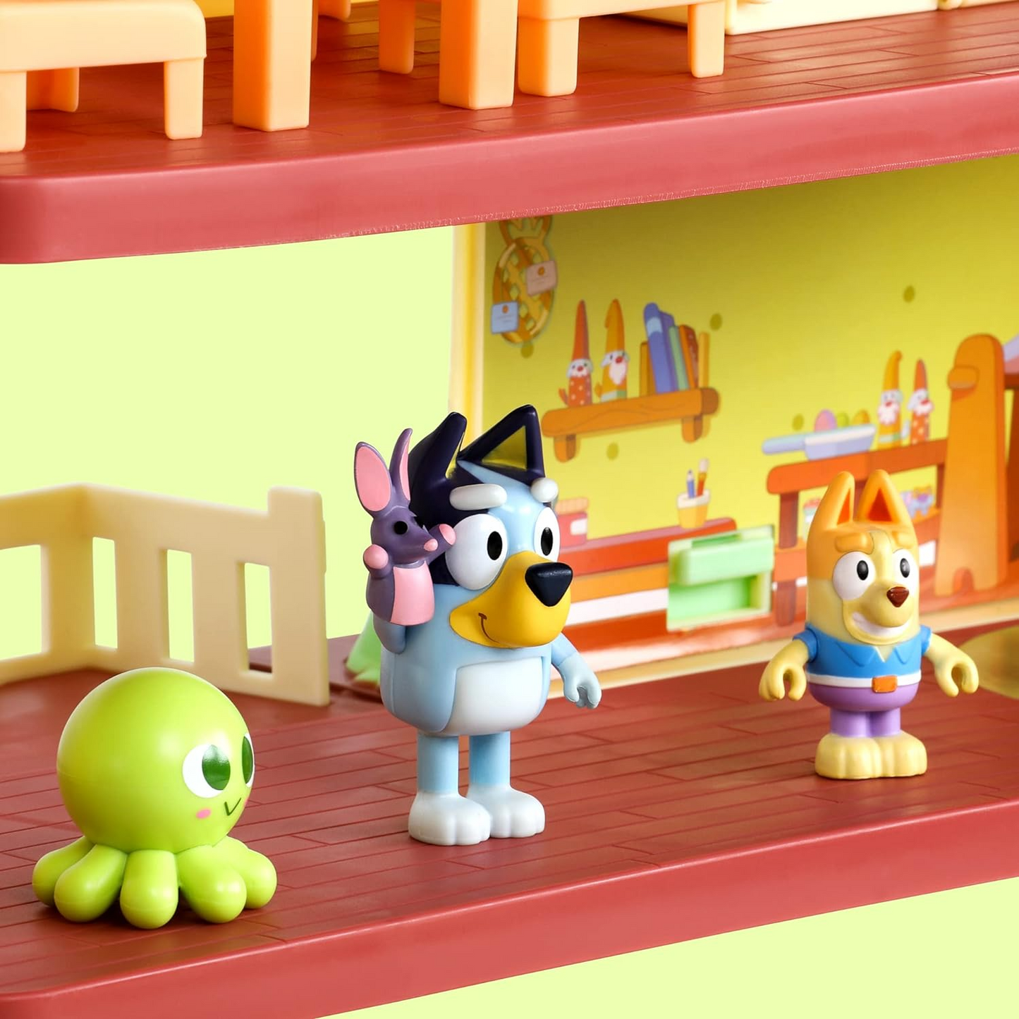 Bluey EXCLUSIVO Ultimate Lights and Sounds Playhouse y Toy Box, 29 accesorios, 4 personajes: Bluey, Bingo, Chattermax y Nana, 50 sonidos y frases con pista de baile en movimiento y luces intermitentes