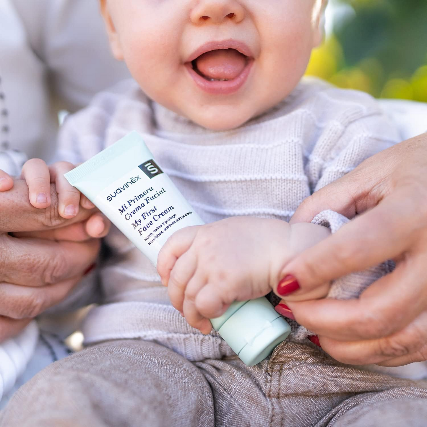 Suavinex Crema facial infantil, apta para recién nacidos. Crema Facial Hidratante Diaria. La fórmula activa MultiProtection nutre, calma y protege. 97% ingredientes de origen natural, 50 ml