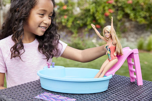 Muñeca Barbie, rubia de 11,5 pulgadas, juego de piscina con tobogán y accesorios, regalo para niños de 3 a 7 años, GHL91