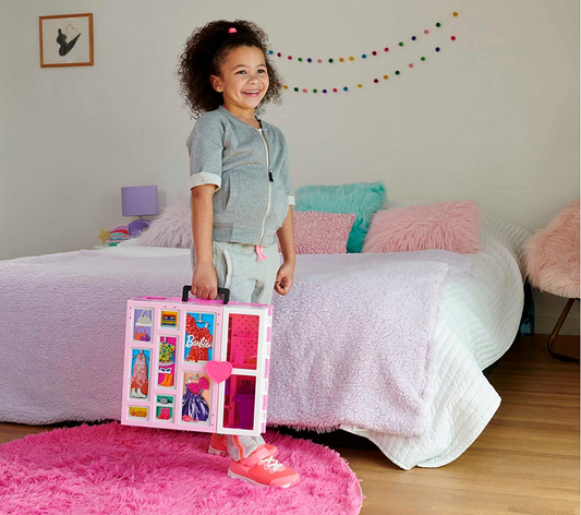Barbie Closet Playset con más de 35 accesorios, 5 estilos completos, ventana emergente de segundo nivel, espejo de cuerpo entero, rampa para lavandería, armario de ensueño, HBV28