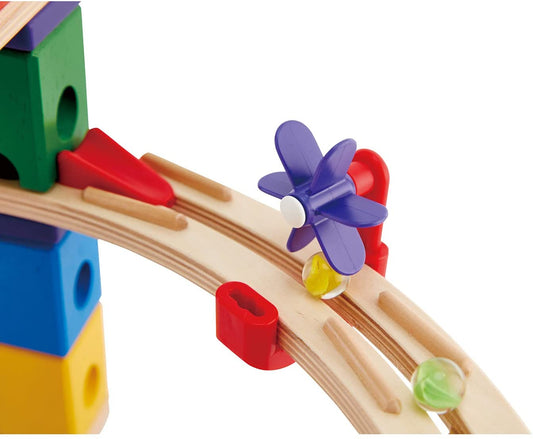 Hape E6021 Circuito de carreras de canicas de madera - 58 piezas