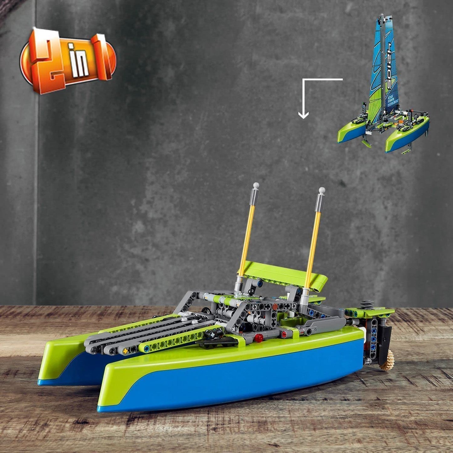 LEGO 42105 - Technic Catamaran para Corrida de Barco a Motor 2 em 1 Flutuante