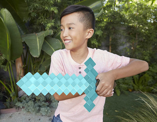 Minecraft Sword, coleção de acessórios de dramatização em tamanho infantil, presente colecionável para fãs de videogame de 6 anos ou mais, HDV53