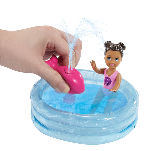 Barbie niñera con piscina y niño