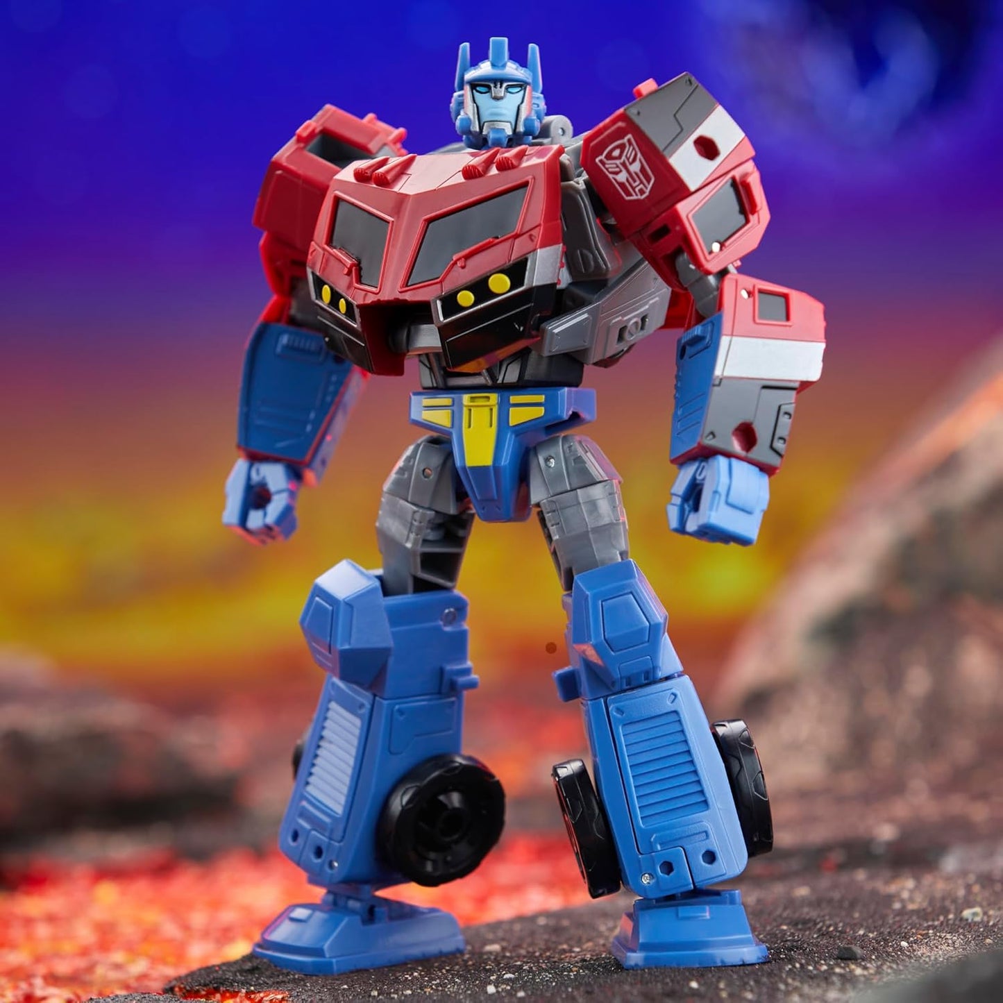 Figura de ação Optimus Prime da classe Voyager do Universo Animado de Transformers Legacy United
