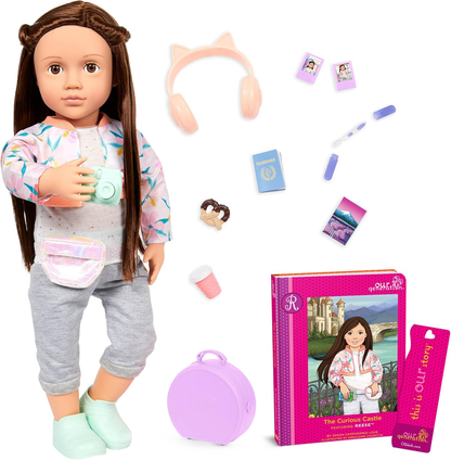 A nossa boneca de viagem Reese da geração - boneca de viagem de 45 cm com o livro de histórias do castelo Curios - inclui 19 peças de roupa temática de viagem e conjunto de acessórios