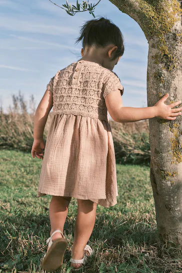 |Girl| Vestido Flor de Crochê Neutro (3 meses - 7 anos)