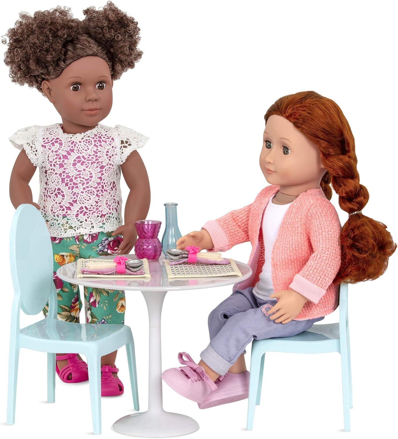 Mesa para dois da Our Generation – Conjunto de mobiliário para bonecas de 45 cm, conjunto de mesa e cadeiras, mobiliário para casa de bonecas, kit de acessórios com 17 peças para maiores de 3 anos