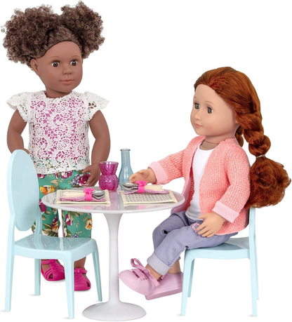 Mesa para dois da Our Generation – Conjunto de mobiliário para bonecas de 45 cm, conjunto de mesa e cadeiras, mobiliário para casa de bonecas, kit de acessórios com 17 peças para maiores de 3 anos