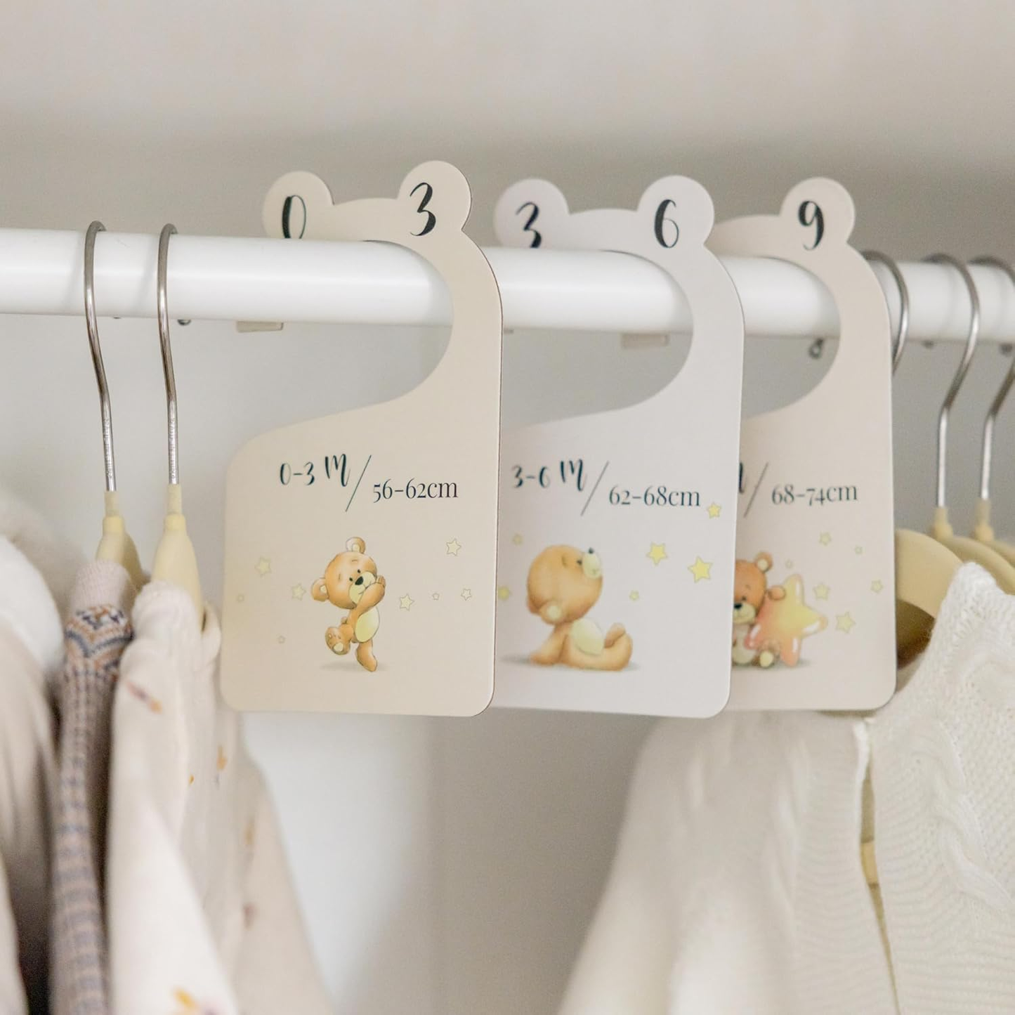 Divisores de guarda-roupa de bebé Tiny Trees em caixa de oferta - 8X Divisores de roupa unissexo para bebés dos 0 aos 24 meses - Presentes para pais recém-nascidos, organizador de roupa de bebé e divisor de idade para armário de berçário - Edição Teddy