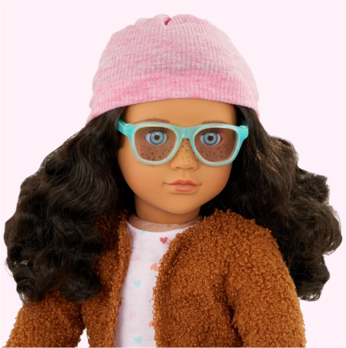 Our Generation Lisandra - Boneca de Viagem de 45 cm com Mala de Rodinhas, Características Realistas e Equipamento de Viagem - Roupa e Acessórios para Bonecas Compatíveis - Idades 3+