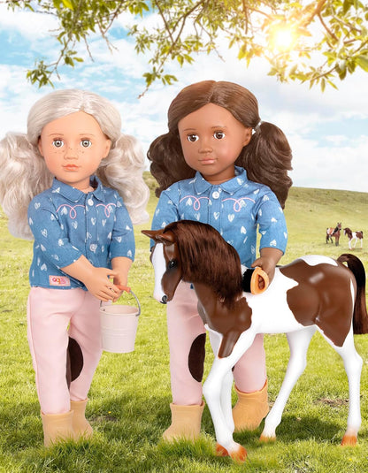 Boneca Yanira de 46 cm com potro de estimação da Our Generation, conjunto de boneca e animal de estimação para crianças, conjunto de brincadeira de faz de conta com potro, balde, biberão e outros acessórios para crianças a partir dos 3 anos