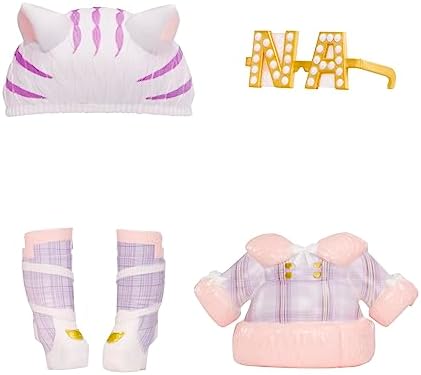NA NA Fuzzy Surprise Série 1 - Catie CAT - Boneca Fashion Articulada de 18 cm - Inspirada em Gatos com Corpo Aveludado, Gorro, Óculos, Roupa e Sapatos - Brinquedo para Crianças a partir de 4 Anos