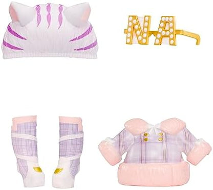 NA NA Fuzzy Surprise Série 1 - Catie CAT - Boneca Fashion Articulada de 18 cm - Inspirada em Gatos com Corpo Aveludado, Gorro, Óculos, Roupa e Sapatos - Brinquedo para Crianças a partir de 4 Anos