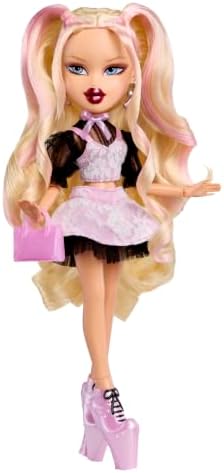 Bratz Boneca Stylin’ Birthdayz – Cloe com roupa de festa em camadas (incluindo camiseta unissex tamanho GG), salto alto e bolsa rosa, camiseta com estampa gráfica, embalagem com tema de aniversário – Coleção Stylin’ Birthdayz