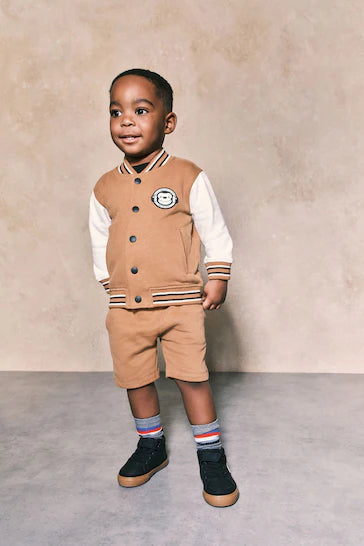 |Boy| Conjunto Letterman E Shorts - Macaco Castanho Castanho (3 meses - 7 anos)