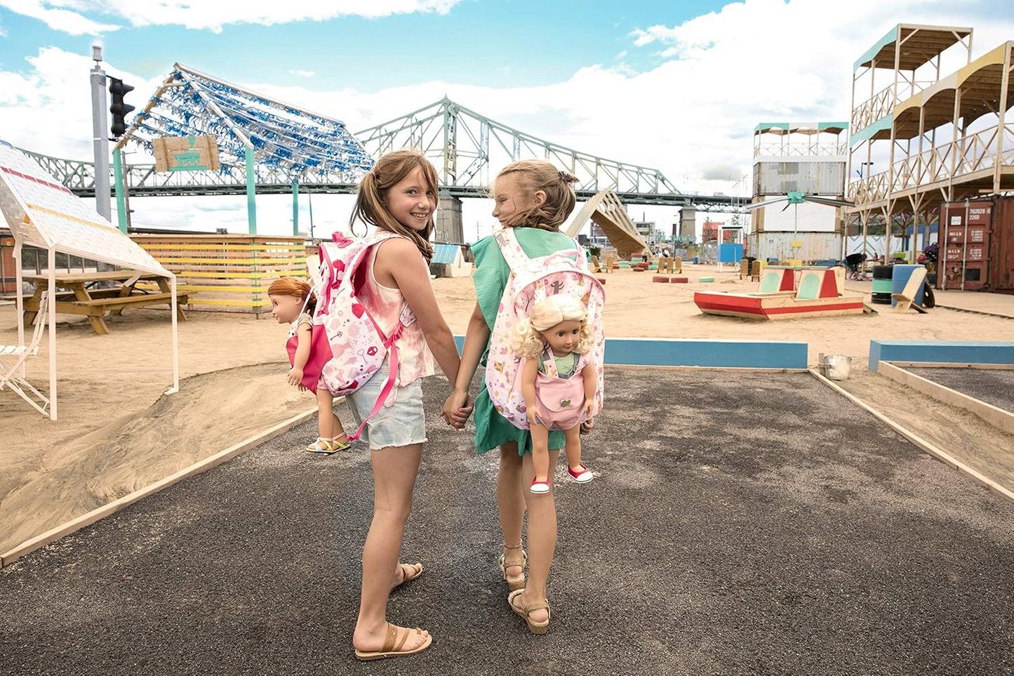 Mochila Hop On Carrier com estampado de festa Our Generation – Mochila infantil rosa com cinto de segurança frontal em forma de coração para bonecas de 45 cm – Mochila infantil funcional e fácil de limpar