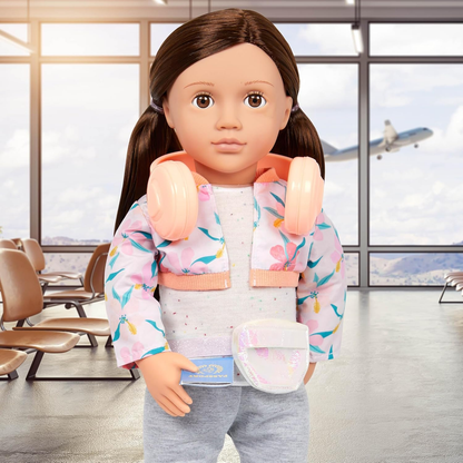 A nossa boneca de viagem Reese da geração - boneca de viagem de 45 cm com o livro de histórias do castelo Curios - inclui 19 peças de roupa temática de viagem e conjunto de acessórios