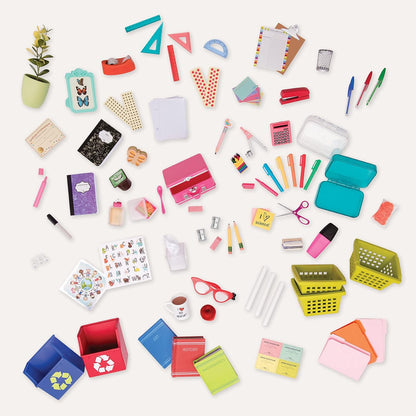 O nosso conjunto de brinquedos escolares Generation Awesome Academy totalmente abastecido para bonecas de 45 cm, inclui uma variedade de acessórios de sala de aula realistas para maiores de 3 anos