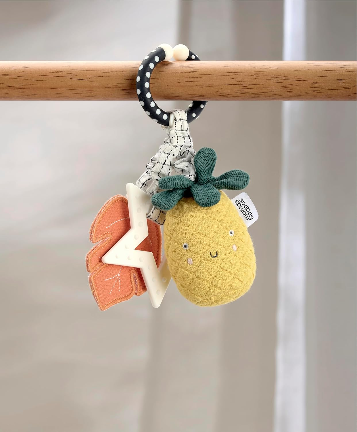 Brinquedo de dentição Linkie da Mamas & Papas, Wildly Adventures, Ananás