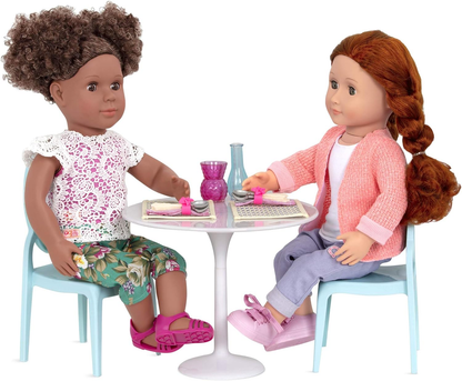 Mesa para dois da Our Generation – Conjunto de mobiliário para bonecas de 45 cm, conjunto de mesa e cadeiras, mobiliário para casa de bonecas, kit de acessórios com 17 peças para maiores de 3 anos