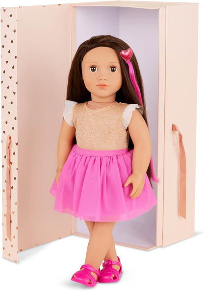 A Nossa Geração – 18 polegadas – Boneca de moda inicial com tema de amor – Amora – Cabelo castanho e olhos castanhos – 3 roupas e acessórios de estilo em caixa de presente – Brincadeira de faz de conta para maiores de 3 anos