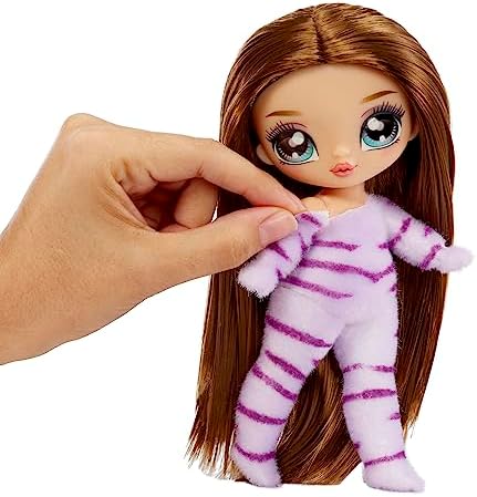 NA NA Fuzzy Surprise Série 1 - Catie CAT - Boneca Fashion Articulada de 18 cm - Inspirada em Gatos com Corpo Aveludado, Gorro, Óculos, Roupa e Sapatos - Brinquedo para Crianças a partir de 4 Anos