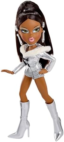 Bratz Charmz Sasha - Boneca Fashion com Pulseira de Berloques Colecionável, Inclui Roupa e Acessórios, Vem em uma Embalagem Ideal para Exibição, Personalize e Colecione