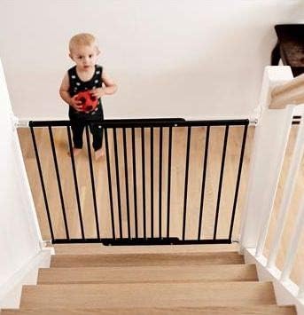 BabyDan Scandinavian Pet Design Puerta extensible para perros extra alta, 62,5-106,8 cm/24,6-42 pulgadas de ancho, 103 cm/40,5 pulgadas de altura, puerta extensible para perros