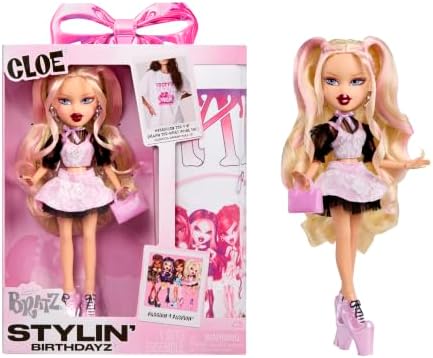 Bratz Boneca Stylin’ Birthdayz – Cloe com roupa de festa em camadas (incluindo camiseta unissex tamanho GG), salto alto e bolsa rosa, camiseta com estampa gráfica, embalagem com tema de aniversário – Coleção Stylin’ Birthdayz