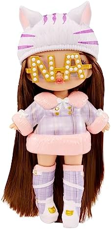 NA NA Fuzzy Surprise Série 1 - Catie CAT - Boneca Fashion Articulada de 18 cm - Inspirada em Gatos com Corpo Aveludado, Gorro, Óculos, Roupa e Sapatos - Brinquedo para Crianças a partir de 4 Anos