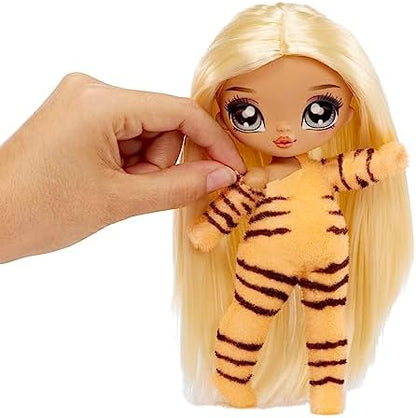 NA NA NA Fuzzy Surprise Série 1 - Linda Tigresa - Boneca Fashion Articulada de 18 cm - Inspirada em Tigre com Corpo Aveludado, Chapéu, Óculos, Roupa e Sapatos - Brinquedo para Crianças a partir de 4 Anos