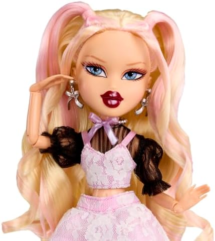 Bratz Boneca Stylin’ Birthdayz – Cloe com roupa de festa em camadas (incluindo camiseta unissex tamanho GG), salto alto e bolsa rosa, camiseta com estampa gráfica, embalagem com tema de aniversário – Coleção Stylin’ Birthdayz