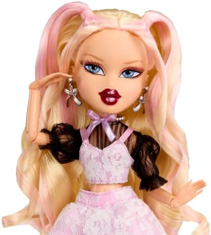 Bratz Boneca Stylin’ Birthdayz – Cloe com roupa de festa em camadas (incluindo camiseta unissex tamanho GG), salto alto e bolsa rosa, camiseta com estampa gráfica, embalagem com tema de aniversário – Coleção Stylin’ Birthdayz
