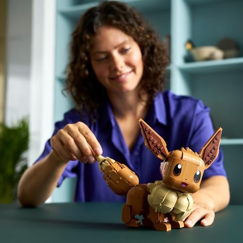 LEGO Pokémon Figura Eevee - Conjunto de Construção para Adultos - Kit de Modelo Anime com Membros, Orelhas e Cauda Articulados - Decoração DIY para Quarto ou Mesa - Ideia de Presente Colecionável para Fãs de Jogos - 72151