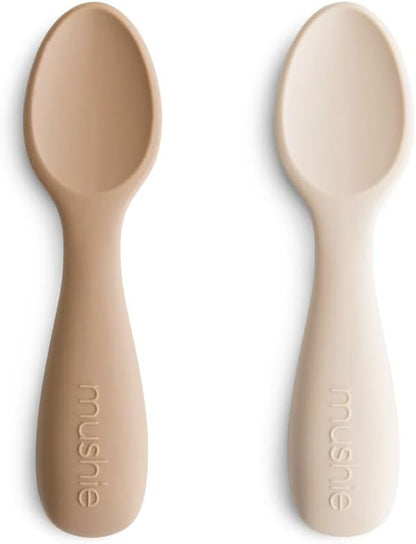 Mushie Colheres de Aprendizagem Baby | Conjunto com 2 Colheres de Silicone Livres de BPA | Utensílios Infantis Duráveis e Laváveis na Lava-louças | Cor Natural/Areia Movediça