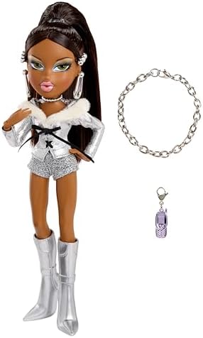 Bratz Charmz Sasha - Boneca Fashion com Pulseira de Berloques Colecionável, Inclui Roupa e Acessórios, Vem em uma Embalagem Ideal para Exibição, Personalize e Colecione