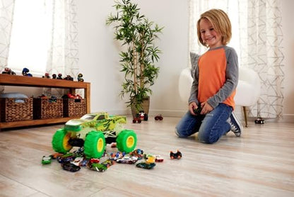 Hot Wheels Monster Trucks Gunkster RC Truck em escala 1:15, brilha no escuro, pneus Terrain Action com capacidade off-road, HTP15