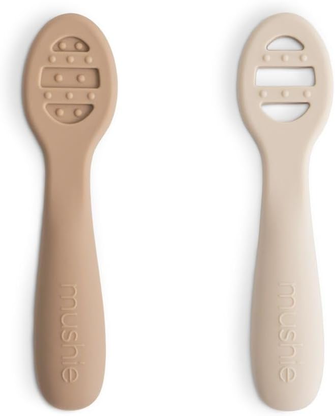Mushie Colheres de Aprendizagem para Primeiros Passos na Alimentação do Bebê | Kit com 2 Colheres de Silicone Livres de BPA | Utensílios Resistentes e Laváveis na Lava-louças | Cor Natural/Areia Movediça