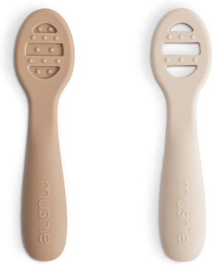 Mushie Colheres de Aprendizagem para Primeiros Passos na Alimentação do Bebê | Kit com 2 Colheres de Silicone Livres de BPA | Utensílios Resistentes e Laváveis na Lava-louças | Cor Natural/Areia Movediça