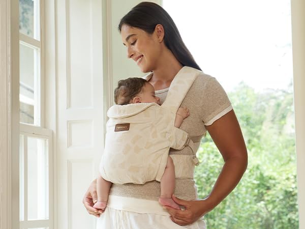 Momcozy Canguru para recém-nascido WeeSnug - Leve e aconchegante para bebês de 3,2 a 11,3 kg, com suporte ergonômico cruzado nas costas, tecido jacquard, canguru para bebês com mãos livres e suporte lombar, design geométrico.