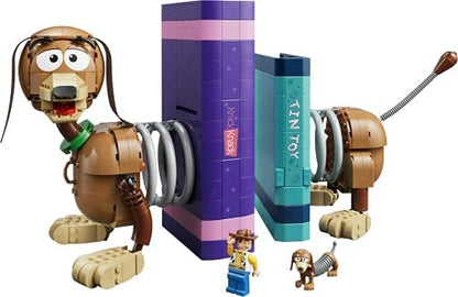 LEGO | Disney Pixar Toy Story Slinky Dog - Conjunto de Construção Decorativo para Estante de Livros para Adultos - Inclui Minifigura do Woody e Figura de Dachshund - Presente Nostálgico para Fãs - 43301