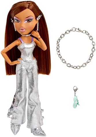 Bratz Charmz Yasmin - Boneca Fashion com Pulseira de Berloques Colecionável, Inclui Roupa e Acessórios, Vem em uma Embalagem Exclusiva para Exibição, Personalize e Colecione