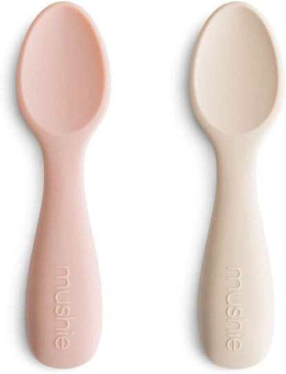 Mushie Colheres de Aprendizagem Baby | Conjunto com 2 Colheres de Silicone Livres de BPA | Utensílios Infantis Duráveis e Laváveis na Lava-louças | Cor: Rosa/Areia Metálica