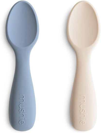 Mushie Colheres de Aprendizagem Baby | Conjunto com 2 Colheres de Silicone para Aprendizagem sem BPA | Utensílios Infantis Duráveis e Laváveis na Lava-louças | Tradewinds/Shifting Sand